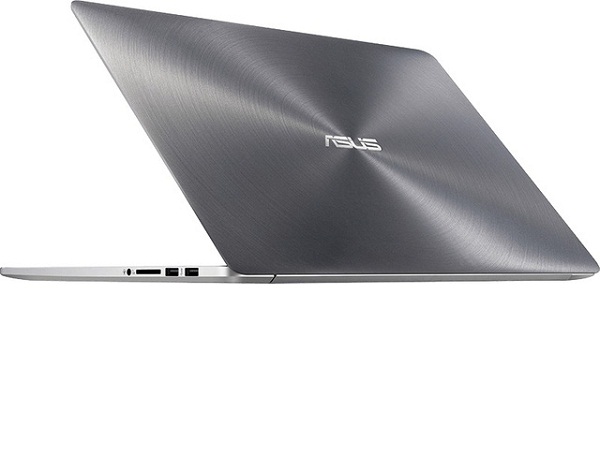 Chiếc laptop Asus ZenBook sẽ làm bạn choáng ngợp ngay khoảnh khắc đầu tiên bạn nhìn thấy với ngoại thất kim loại màu bạc nổi bật.