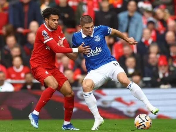 Salah giúp Liverpool một tay hạ gục Everton