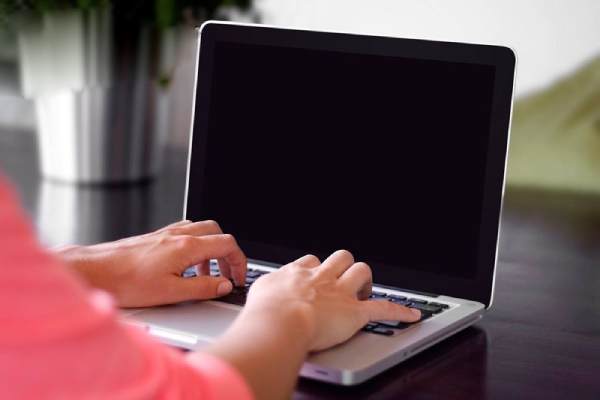 Màn hình bị hư cũng khiến máy laptop dell mở không lên