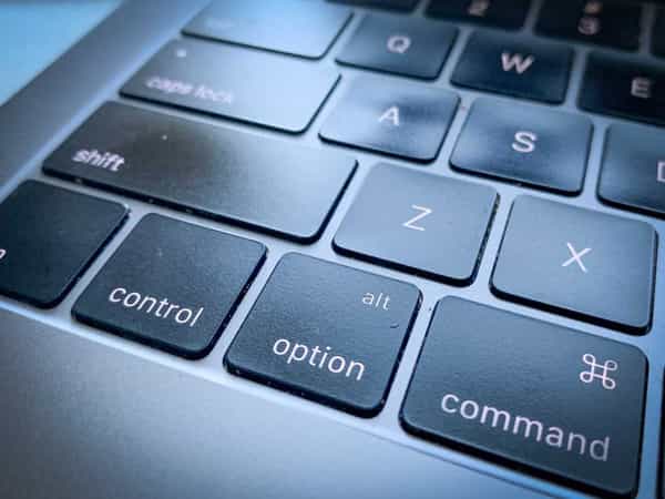 Nhấn và giữ Command (⌘) + R khi bật lại MacBook
