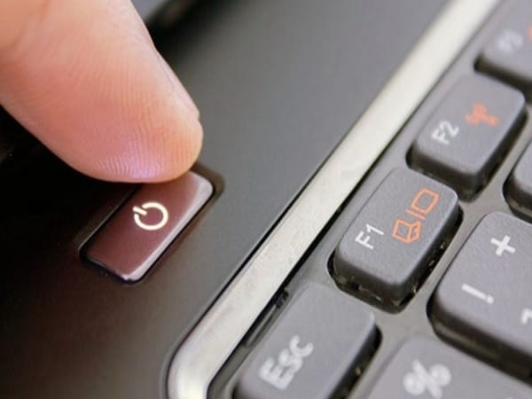 Nhấn và giữ nút nguồn khoảng 5 - 10s để tắt laptop