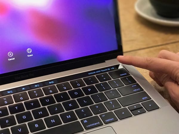 Nhấn và giữ nút nguồn (hoặc nút Power hoặc Touch ID trên các mẫu MacBook mới)
